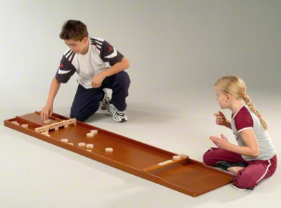 Spiel und Sport für Jung und Alt. Mit ´´Schiebung´´ zu Entspannung, Freude und Gemeinsamkeit. Auch als Tischauflage-Modell zu verwenden. Material Sperrholz, Länge 200 cm, Breite 40 cm. 30 Scheiben r 52 mm....
