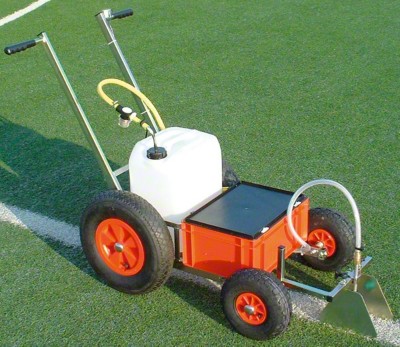 Eine elektrische Pumpe erzeugt den erforderlichen Spritzdruck. Das Fahrgestell ist aus galvanisch verzinktem Stahl. 4 luftbereifte Räder sorgen für einen leichten Lauf und eine exakte Linienführung. Die Streubreite ist von 5-20 cm verstellbar. Zwei in der Höhe verstellbare Handgriffe, somit kann...